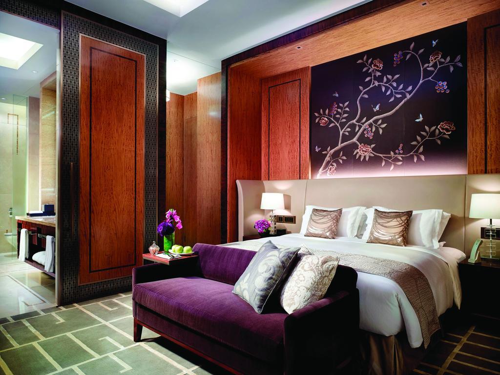 The Royal Garden Hotel Hong Kong Exterior photo A guest room at The St. Regis Mumbai