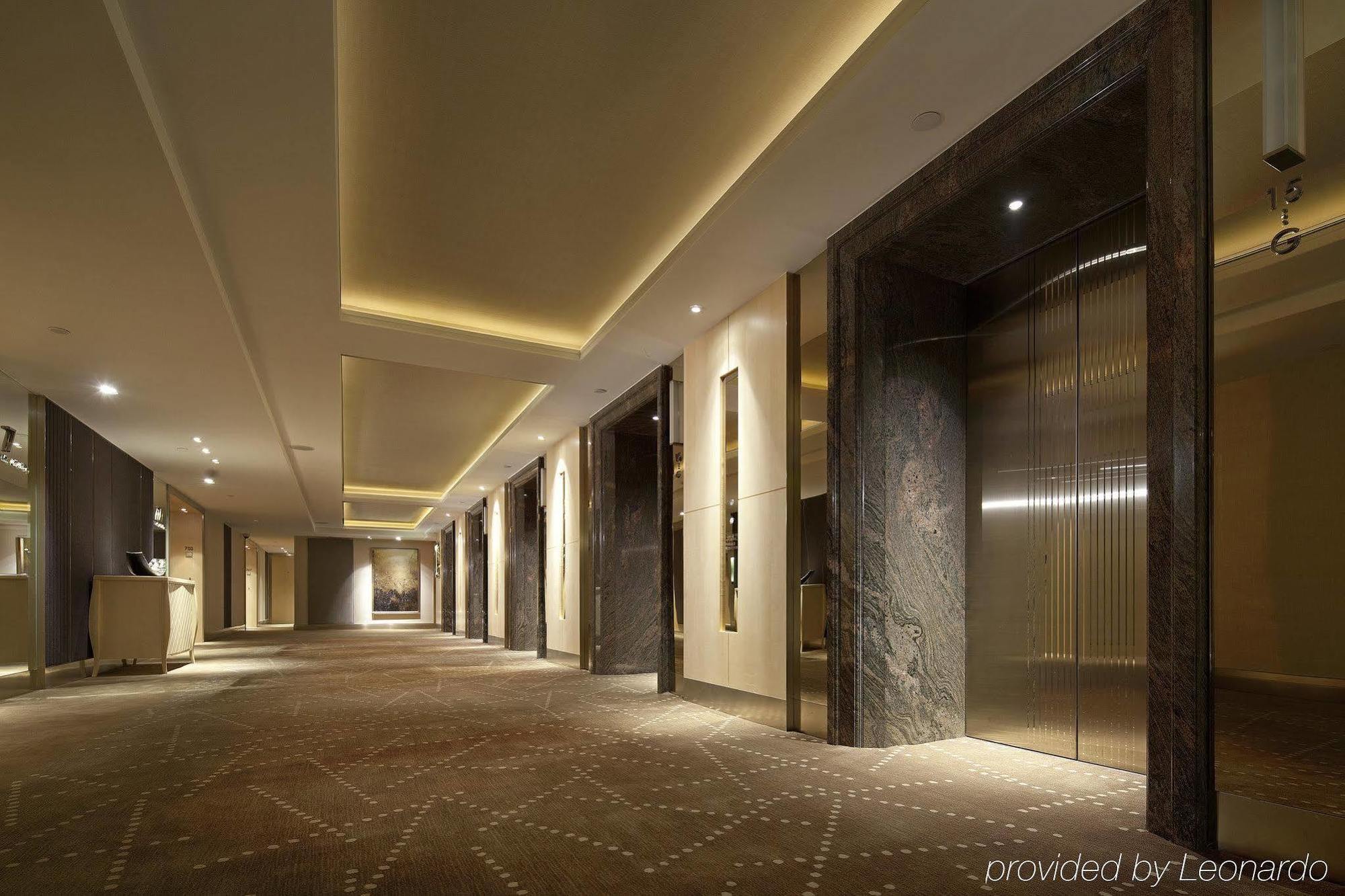 The Royal Garden Hotel Hong Kong Exterior photo The elevators