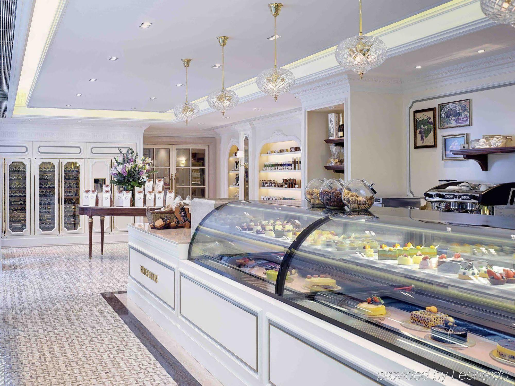 The Royal Garden Hotel Hong Kong Restaurant photo The pastry shop