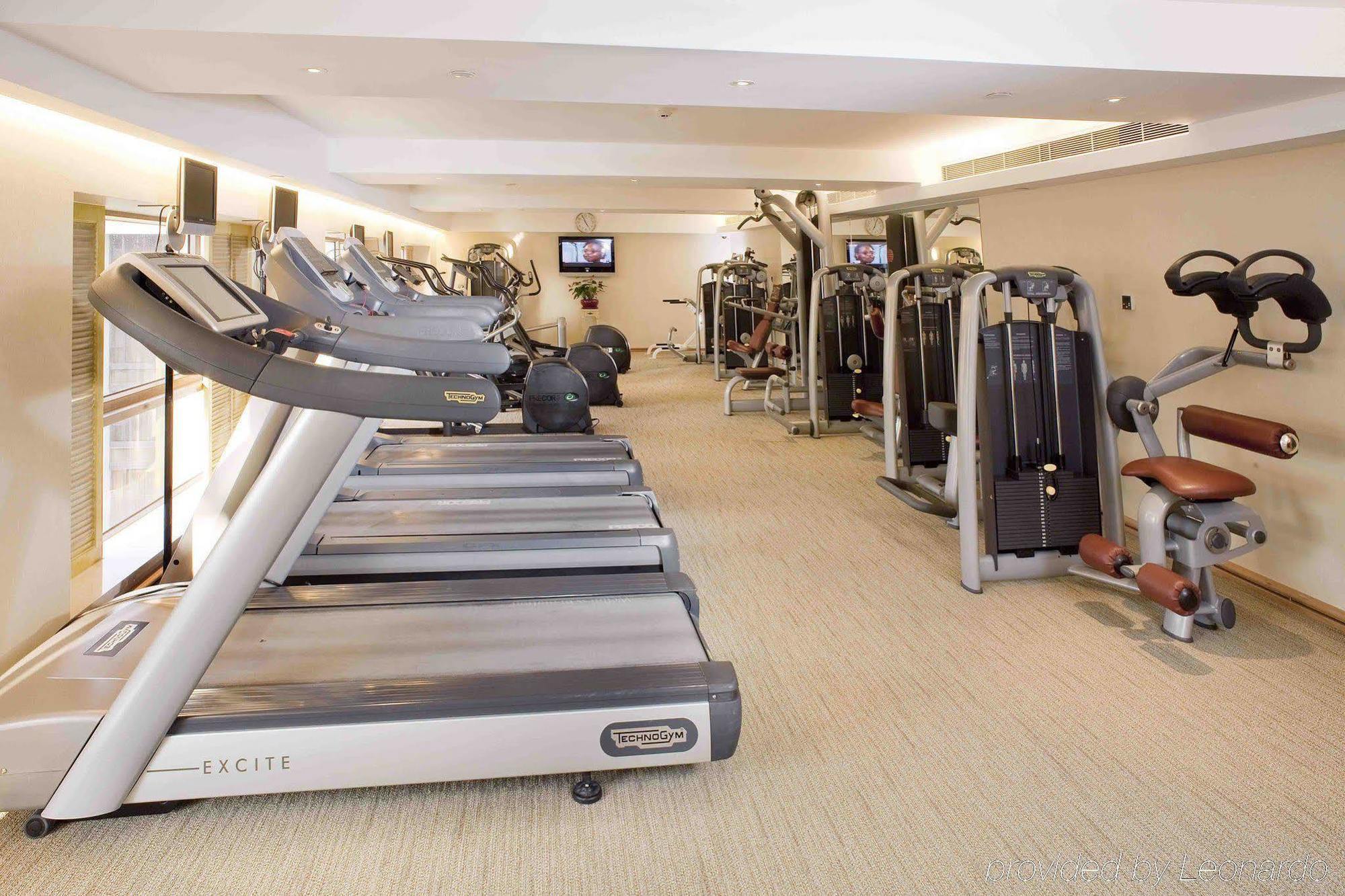 The Royal Garden Hotel Hong Kong Facilities photo The gym at the hotel