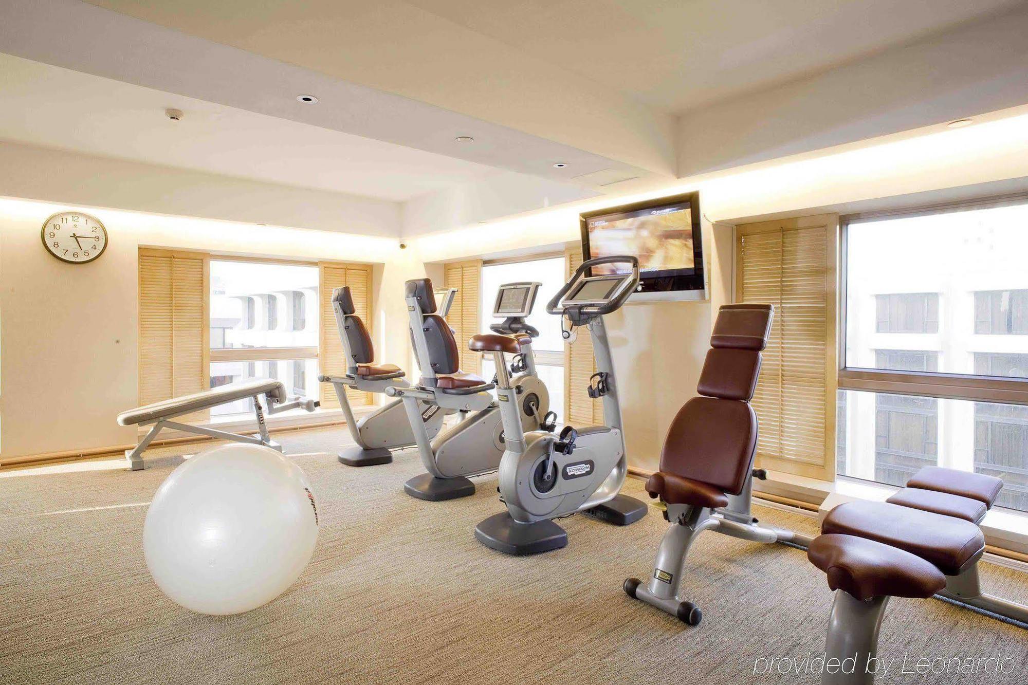 The Royal Garden Hotel Hong Kong Facilities photo The gym at the hotel